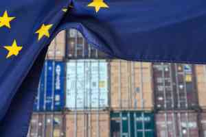 © Miha Creative - Adobe Stock.com EU-Flagge und Container